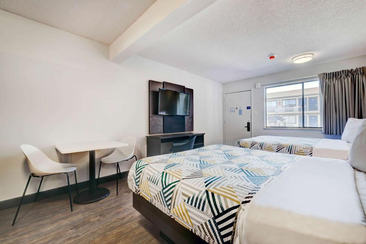 Econo Lodge Rock Springs - image 6
