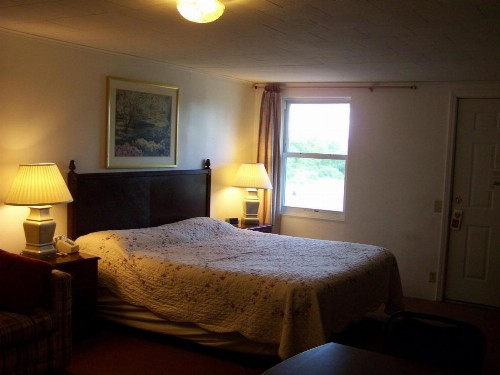 Golden Knight Inn and Suites - image 21