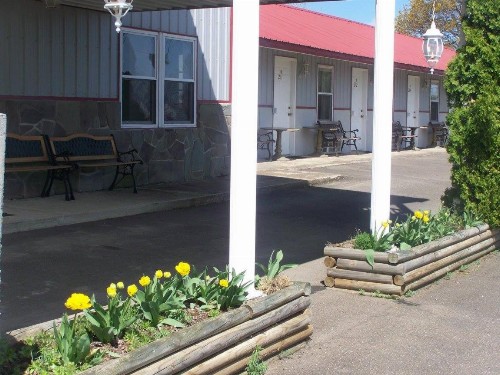 Golden Knight Inn and Suites - image 26