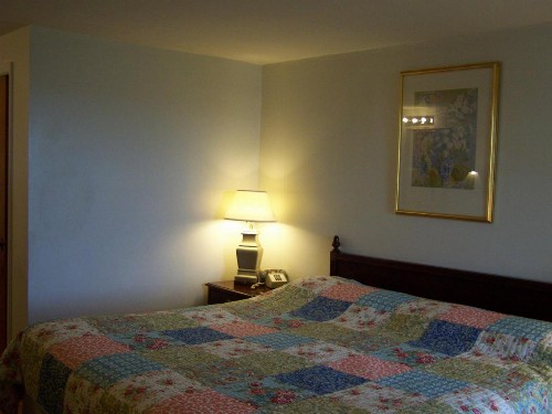Golden Knight Inn and Suites - image 27