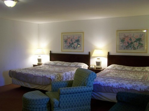 Golden Knight Inn and Suites - image 32
