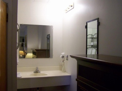 Golden Knight Inn and Suites - image 35
