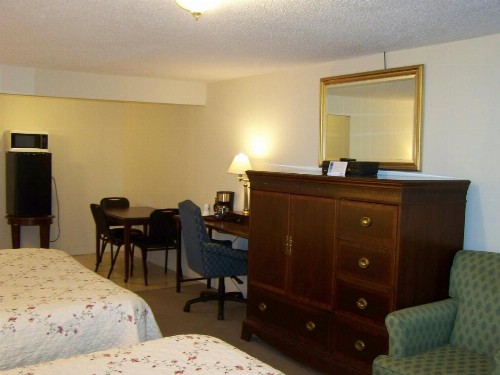 Golden Knight Inn and Suites - image 40