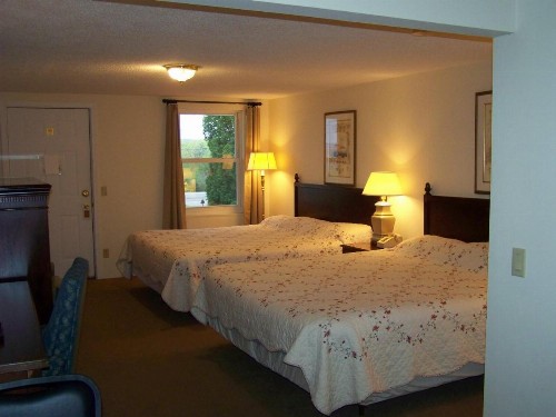 Golden Knight Inn and Suites - image 43