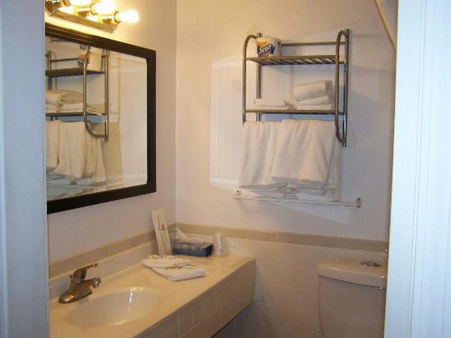 Golden Knight Inn and Suites - image 44