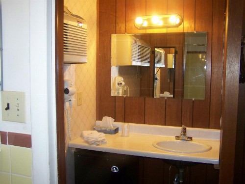 Golden Knight Inn and Suites - image 45