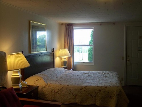 Golden Knight Inn and Suites - image 48