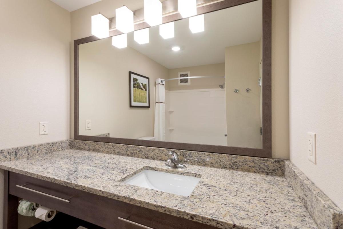 GrandStay Hotel & Suites Rock Valley - image 4