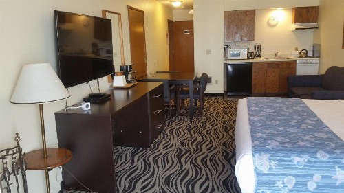 Tradewinds Motel - image 18