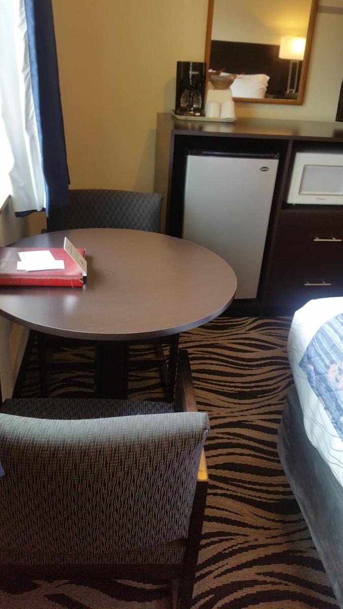 Tradewinds Motel - image 2