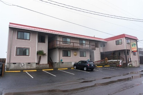 Tradewinds Motel - image 25