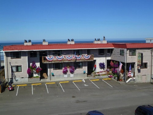 Tradewinds Motel - image 26