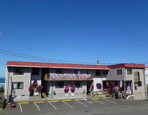 Tradewinds Motel - image 27