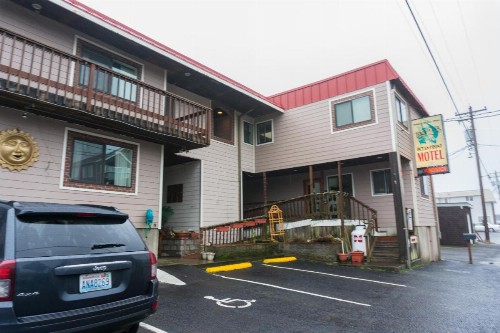 Tradewinds Motel - image 32