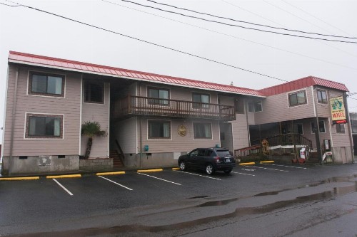 Tradewinds Motel - image 33
