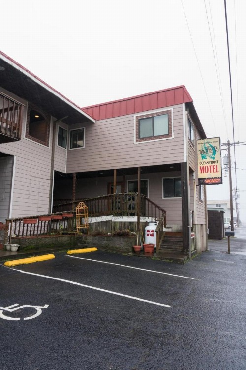 Tradewinds Motel - image 34
