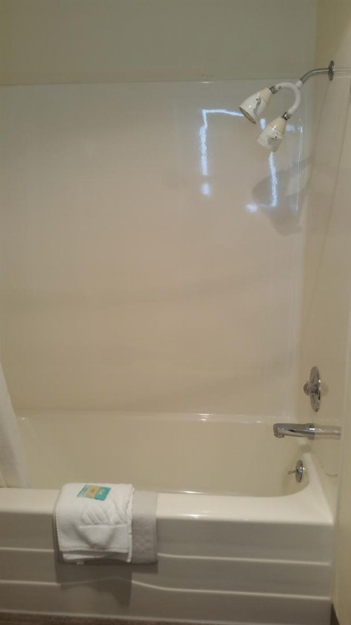 Tradewinds Motel - image 4
