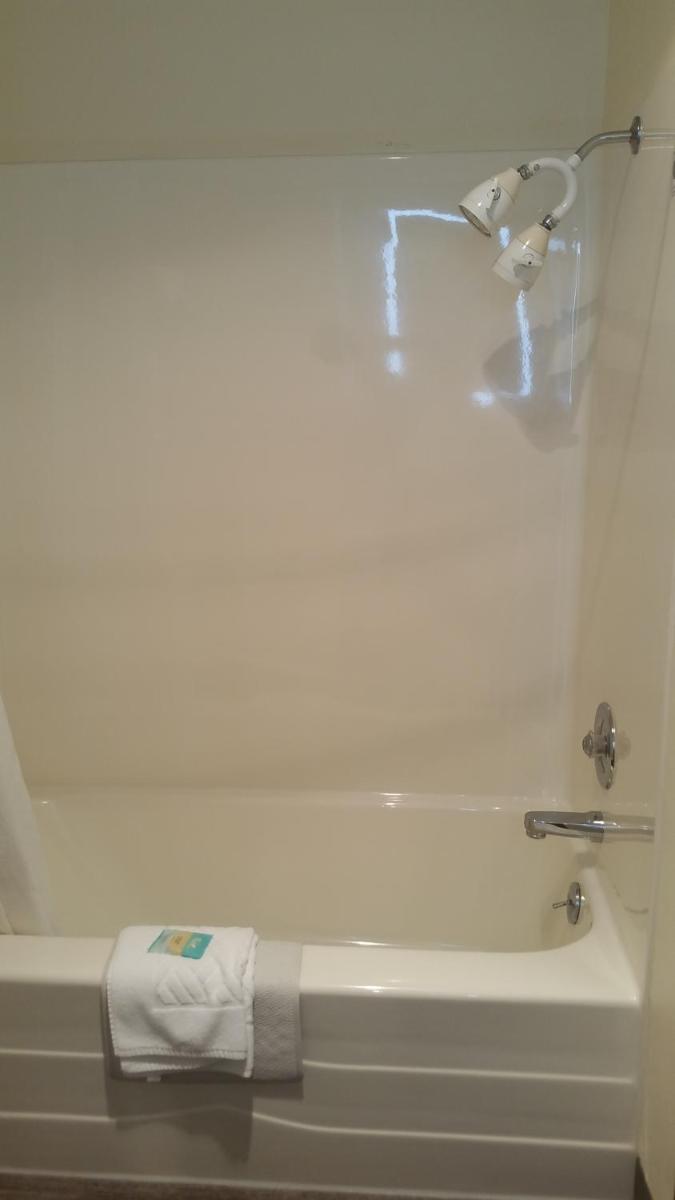 Tradewinds Motel - image 4