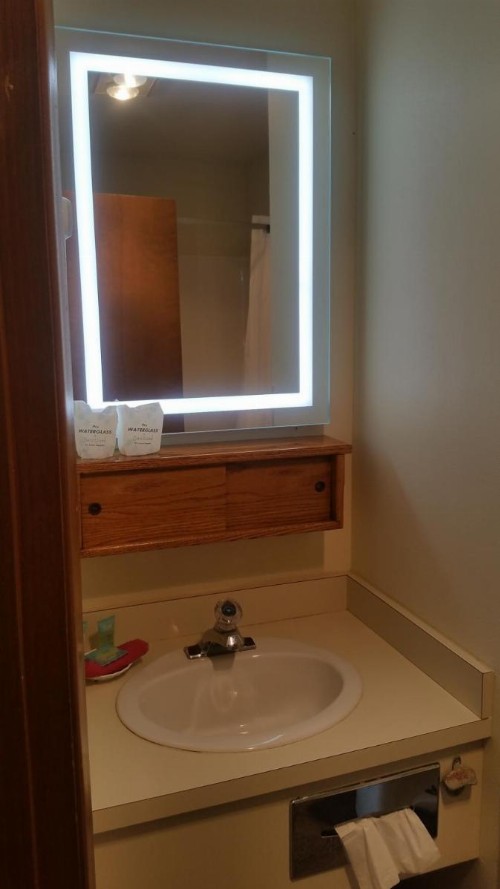 Tradewinds Motel - image 5