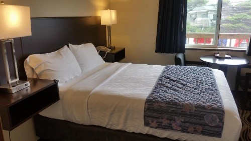Tradewinds Motel - image 6