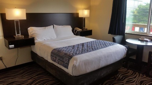 Tradewinds Motel - image 9