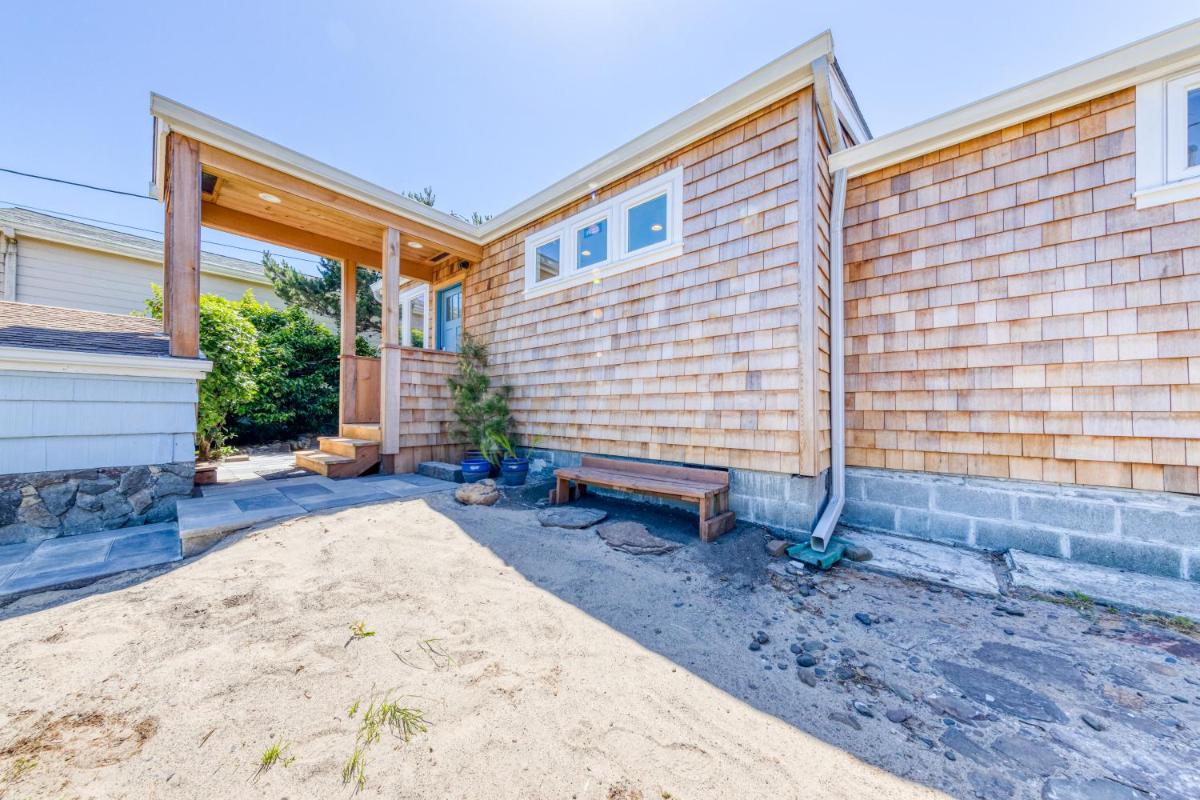 Cheri's Oceanfront Getaway - image 6