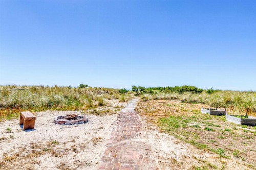 Cheri's Oceanfront Getaway - image 9