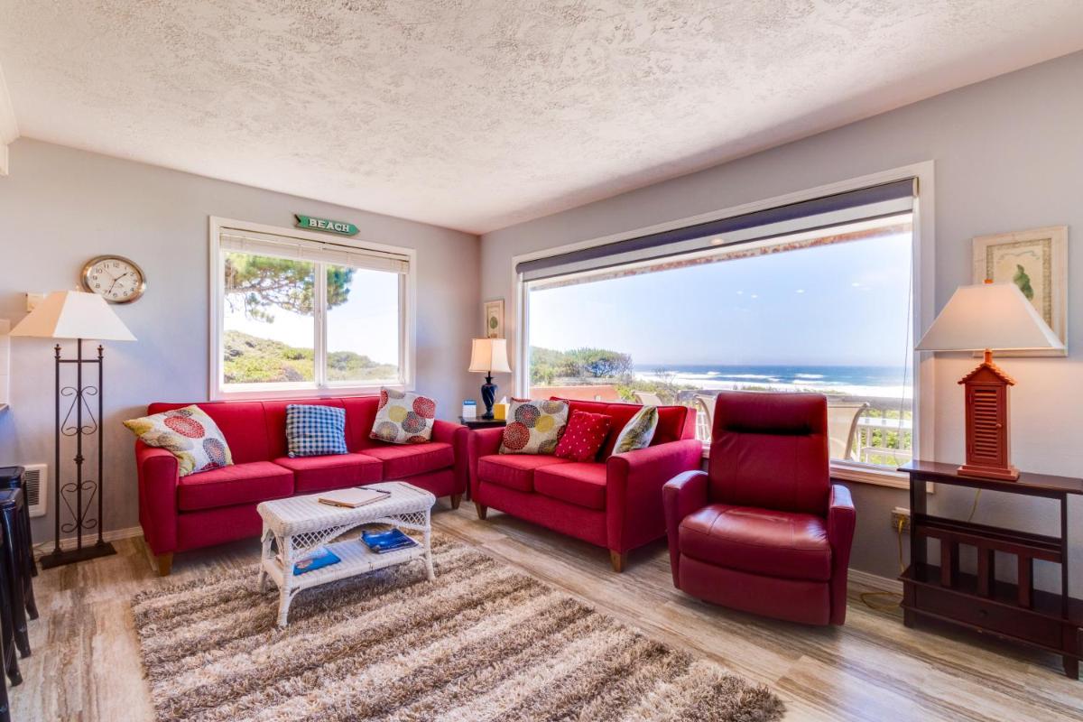 Chris's Oceanfront Getaway - image 3
