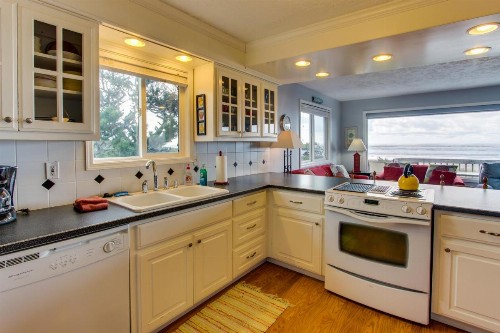 Chris's Oceanfront Getaway - image 9