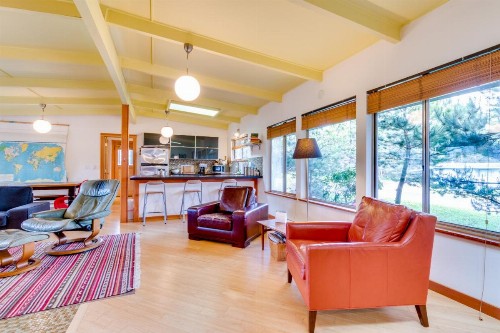 Beach Modern Retreat - image 10