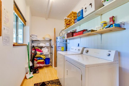 Beach Modern Retreat - image 11