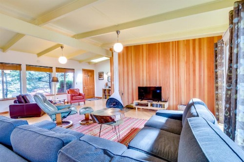 Beach Modern Retreat - image 12