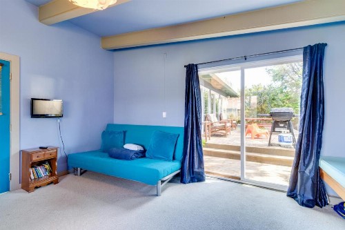 Beach Modern Retreat - image 6