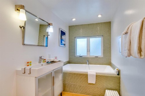 Beach Modern Retreat - image 9
