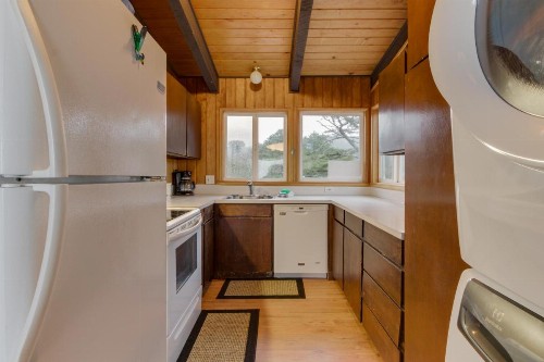 Arnold Beach House - image 12