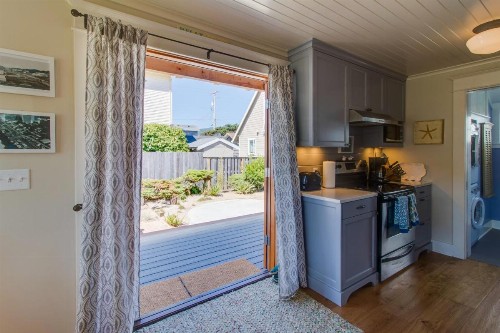 Rockaway Beach Bungalow - image 2