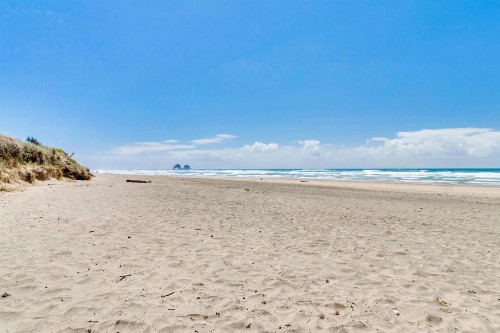 4th Avenue Beach Cottage - image 4