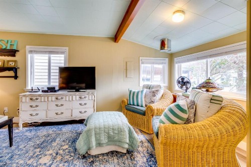 4th Avenue Beach Cottage - image 6