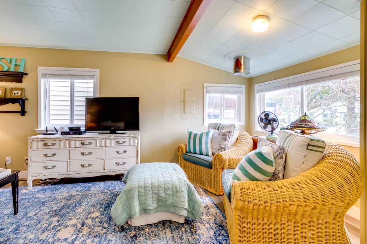 4th Avenue Beach Cottage - image 6