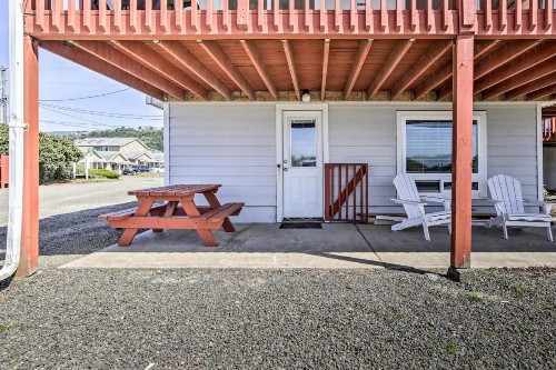Oceanfront Rockaway Beach Condo Pet-Friendly - image 10