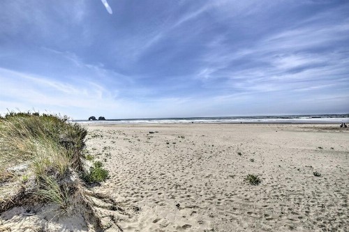 Oceanfront Rockaway Beach Condo Pet-Friendly - image 6