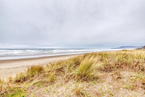Rockaway Beach Cozy Cabin - image 9