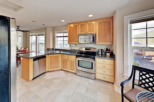 Ocean Vista Townhome with Balcony & Fireplace townhouse - image 10