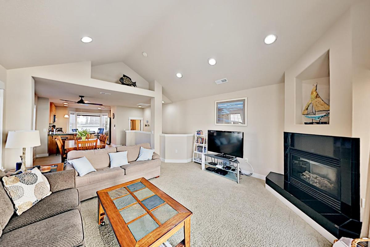 Ocean Vista Townhome with Balcony & Fireplace townhouse - image 6
