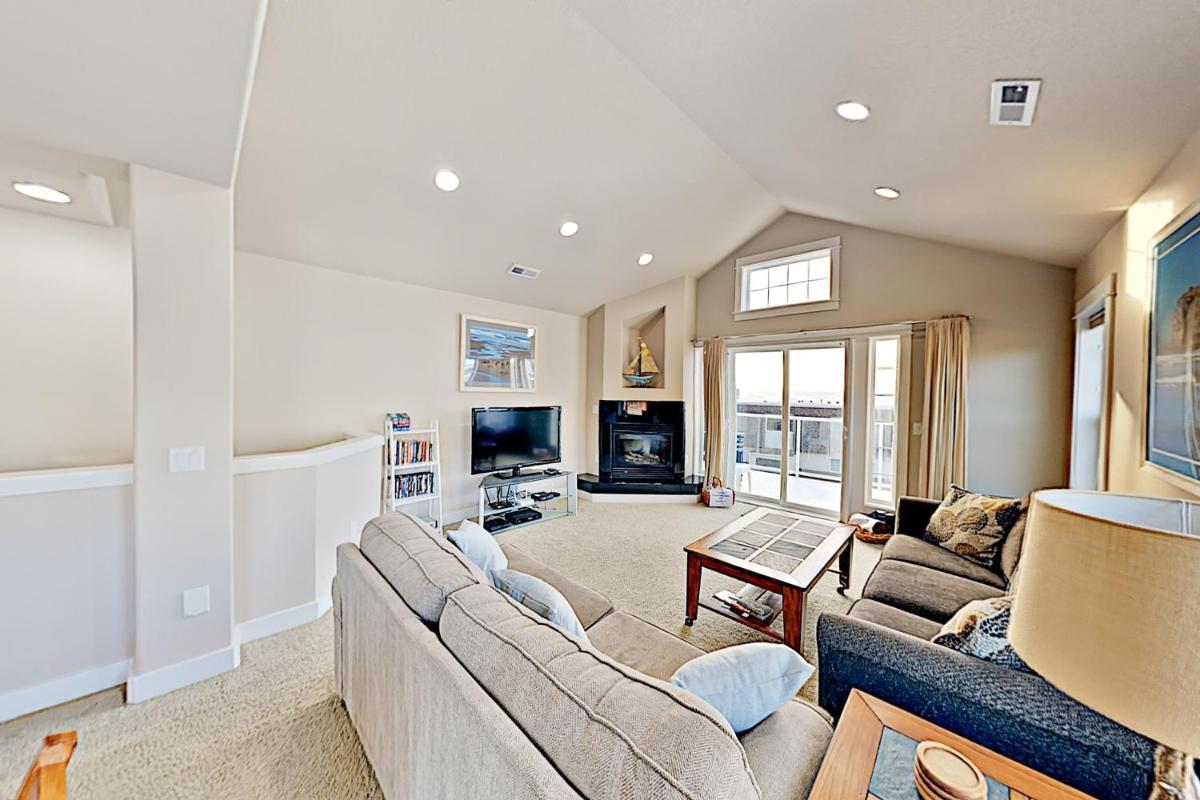 Ocean Vista Townhome with Balcony & Fireplace townhouse - image 7
