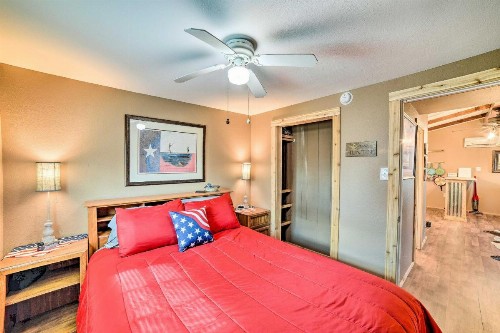 Rockport House with Deck and Grill - Drive to Beach - image 7