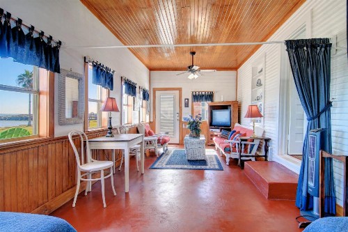 Historical Waterfront Cottage! Private 20 foot pier! Amazing water views - image 11