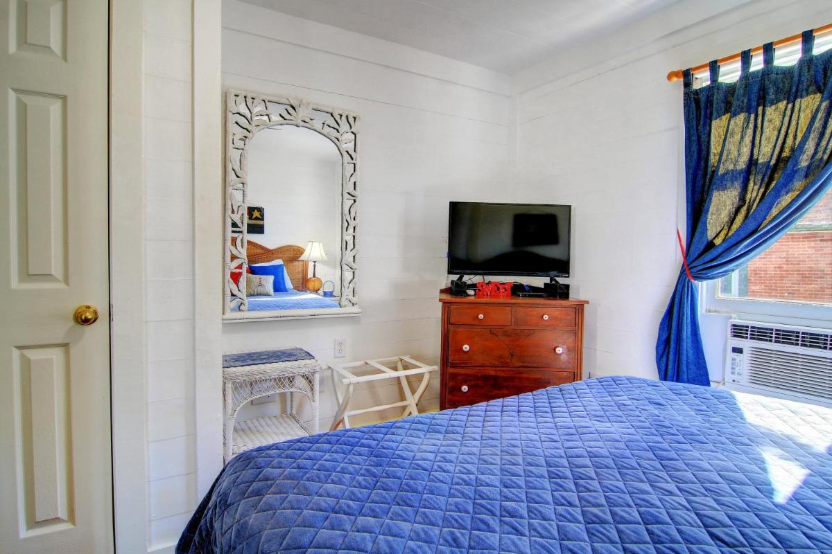 Historical Waterfront Cottage! Private 20 foot pier! Amazing water views - image 7