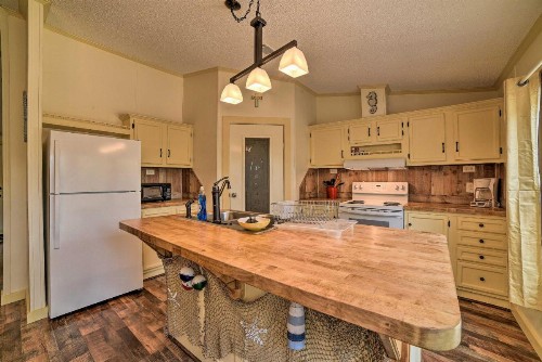 North Rockport Retreat with Porch Deck and Fire Pit!