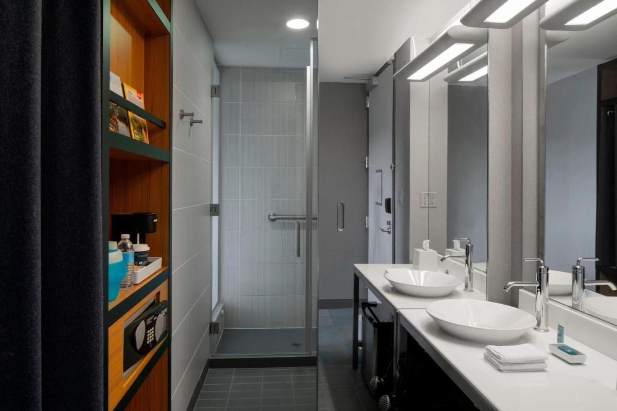 Aloft Hotel Rogers Bentonville - image 2
